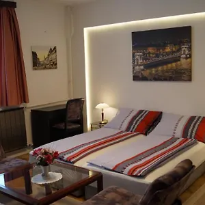 Sinko - Free Garage Parking, Central, 2 Bedrooms 4 Single Beds, Flexi Check-out Apartment